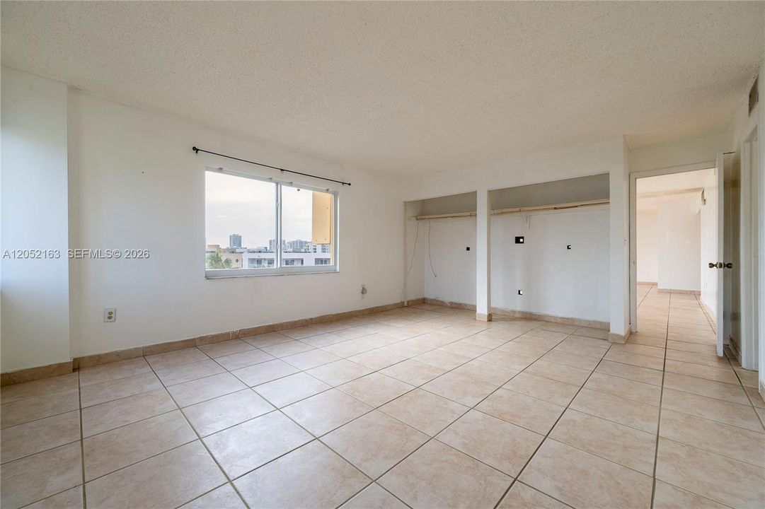 For Sale: $299,200 (1 beds, 1 baths, 1084 Square Feet)