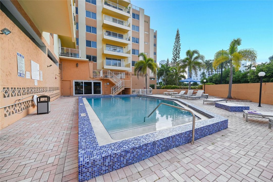 For Sale: $299,200 (1 beds, 1 baths, 1084 Square Feet)