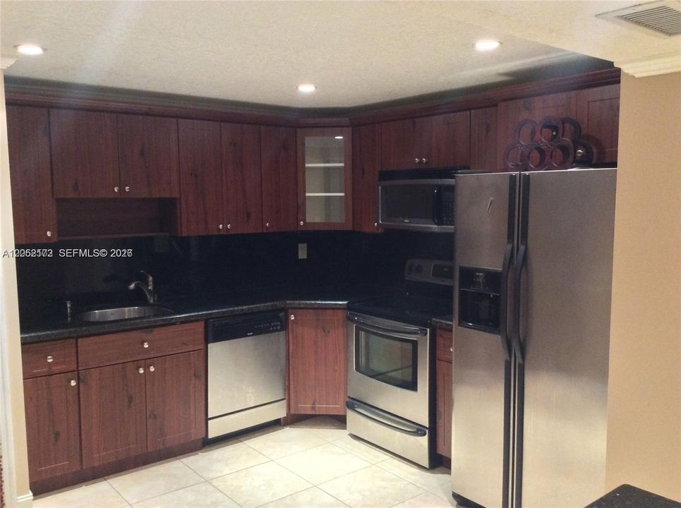 For Rent: $2,950 (1 beds, 1 baths, 912 Square Feet)