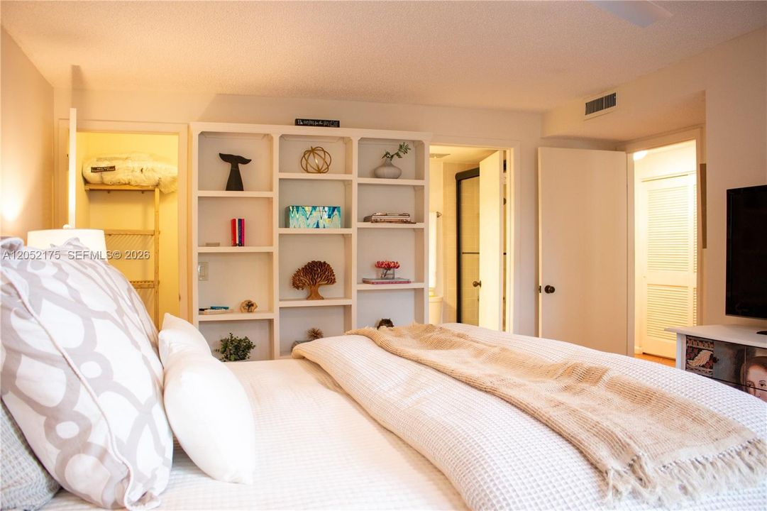 For Sale: $574,900 (2 beds, 2 baths, 1200 Square Feet)