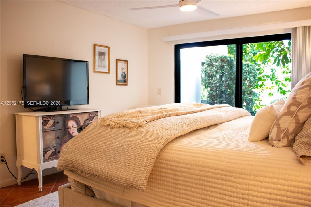 For Sale: $574,900 (2 beds, 2 baths, 1200 Square Feet)