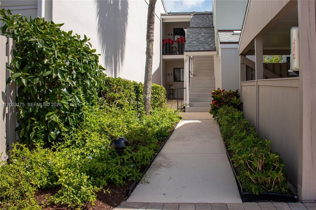 For Sale: $574,900 (2 beds, 2 baths, 1200 Square Feet)