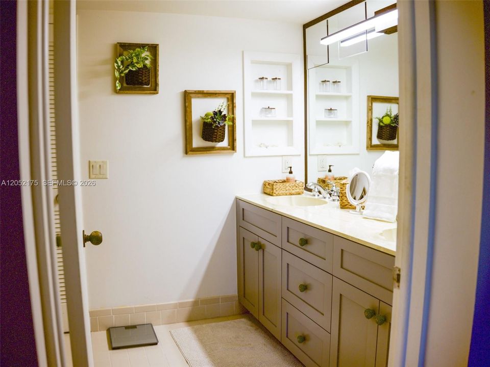 For Sale: $574,900 (2 beds, 2 baths, 1200 Square Feet)