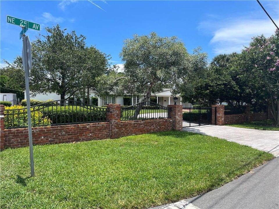 2500 NE 10 St Corner