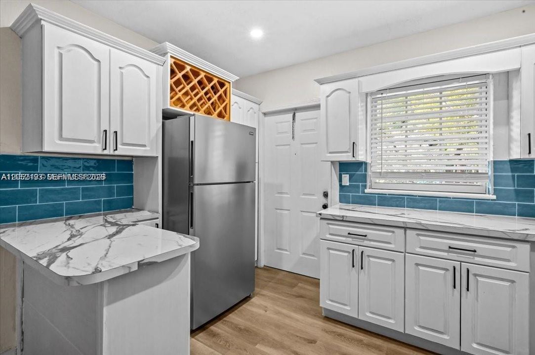 For Rent: $2,800 (2 beds, 1 baths, 970 Square Feet)