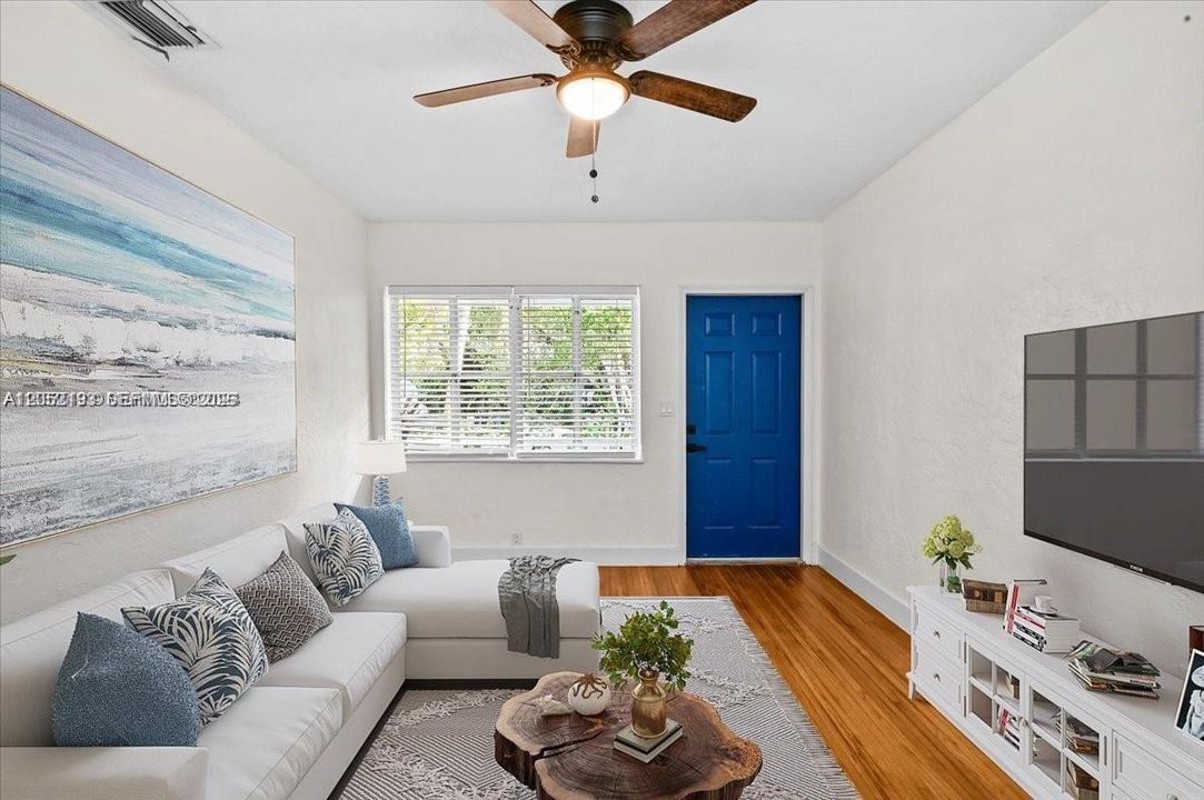 For Rent: $2,800 (2 beds, 1 baths, 970 Square Feet)