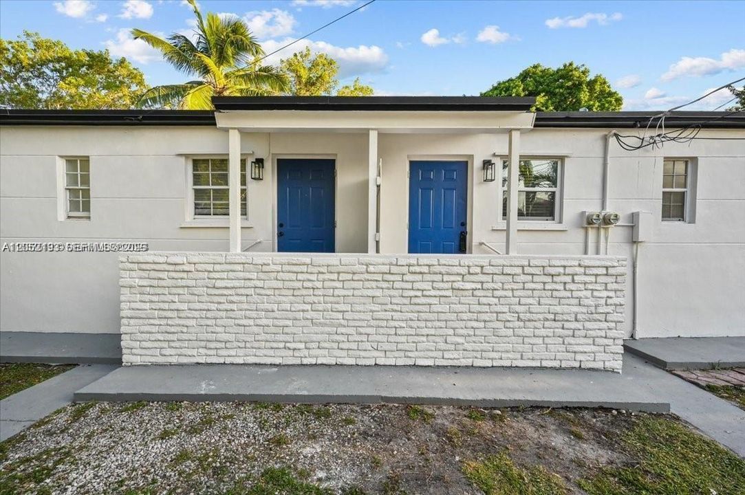 For Rent: $2,800 (2 beds, 1 baths, 970 Square Feet)