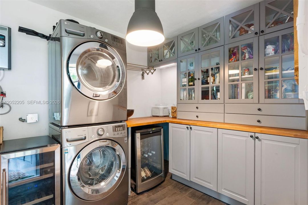 For Sale: $849,000 (4 beds, 2 baths, 1300 Square Feet)
