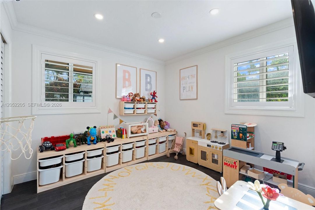 For Sale: $849,000 (4 beds, 2 baths, 1300 Square Feet)