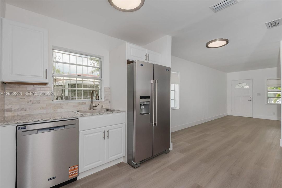 For Rent: $2,700 (2 beds, 1 baths, 980 Square Feet)