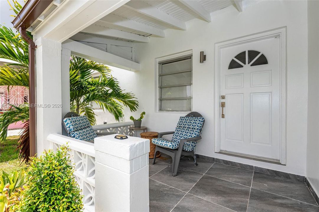 For Rent: $2,700 (2 beds, 1 baths, 980 Square Feet)