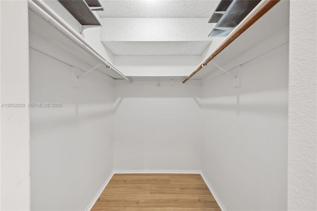 For Rent: $1,950 (1 beds, 1 baths, 710 Square Feet)