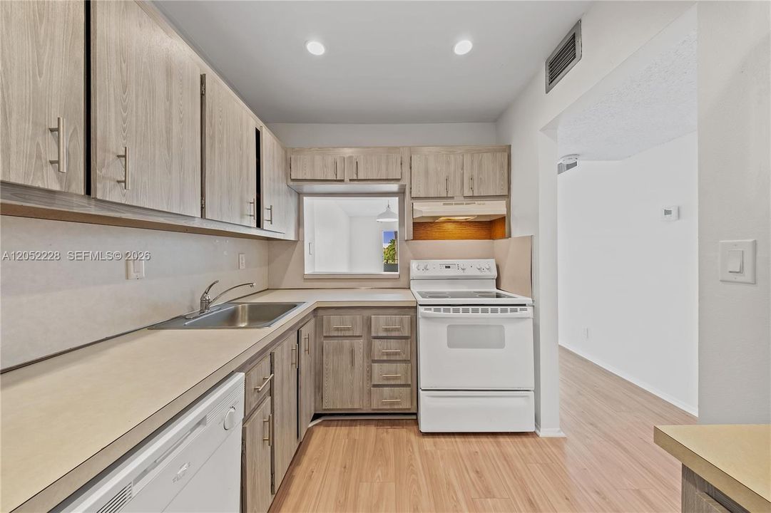 For Rent: $1,950 (1 beds, 1 baths, 710 Square Feet)