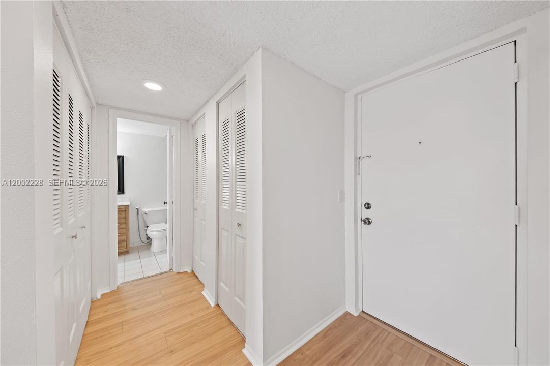 For Rent: $1,950 (1 beds, 1 baths, 710 Square Feet)