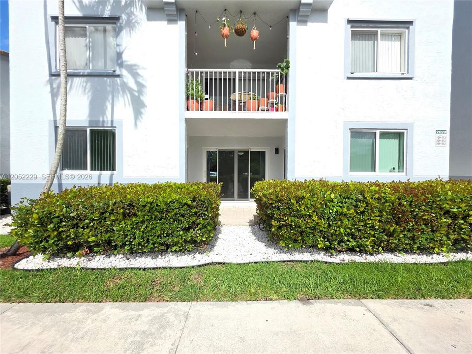 For Sale: $320,000 (2 beds, 2 baths, 1124 Square Feet)