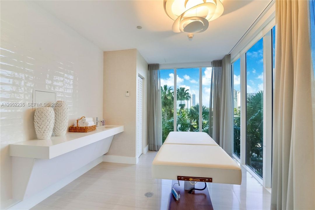For Sale: $1,650,000 (2 beds, 2 baths, 1900 Square Feet)
