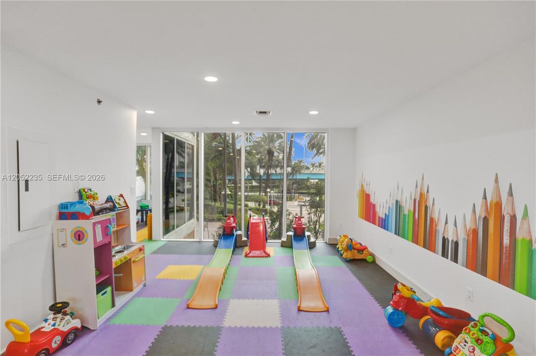 For Sale: $1,650,000 (2 beds, 2 baths, 1900 Square Feet)