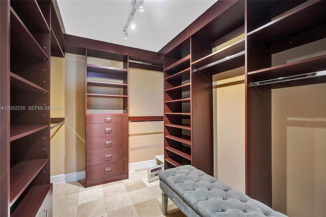 For Sale: $1,650,000 (2 beds, 2 baths, 1900 Square Feet)