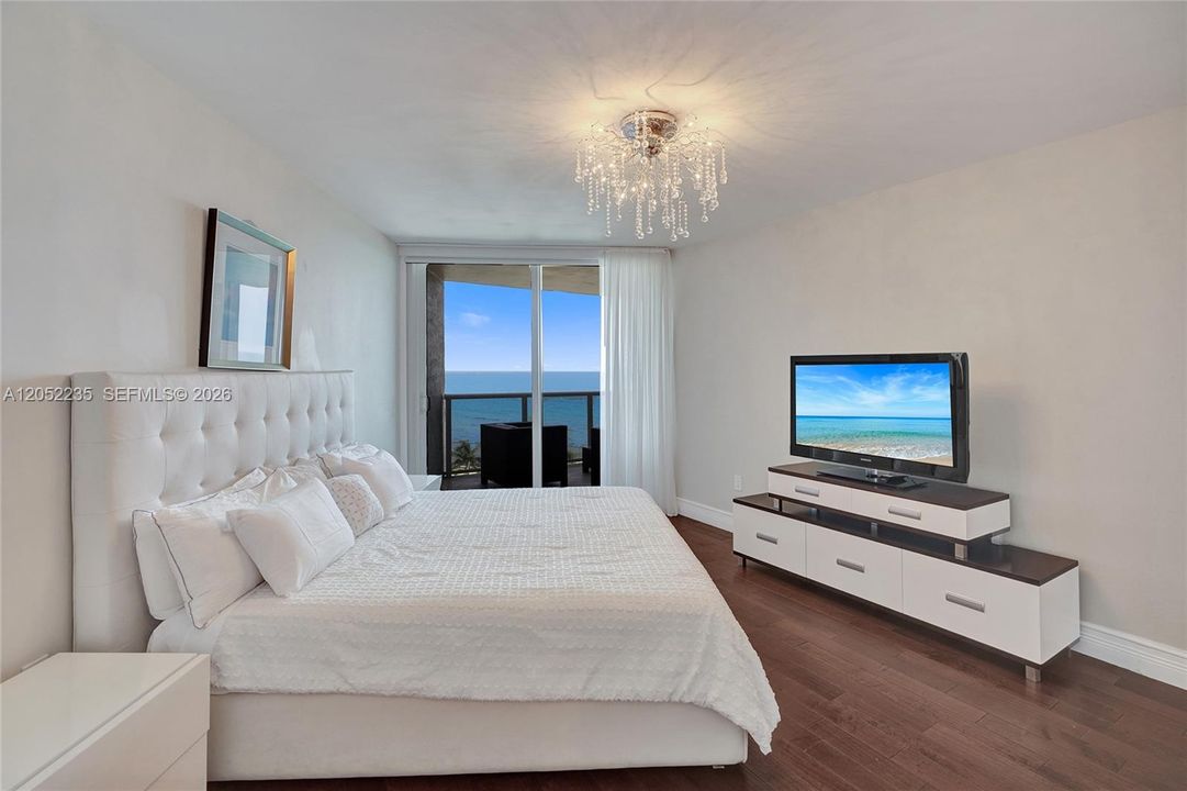 For Sale: $1,650,000 (2 beds, 2 baths, 1900 Square Feet)