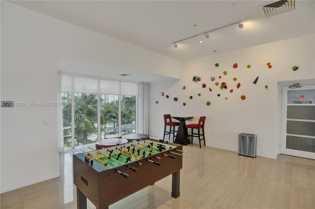 For Sale: $1,650,000 (2 beds, 2 baths, 1900 Square Feet)