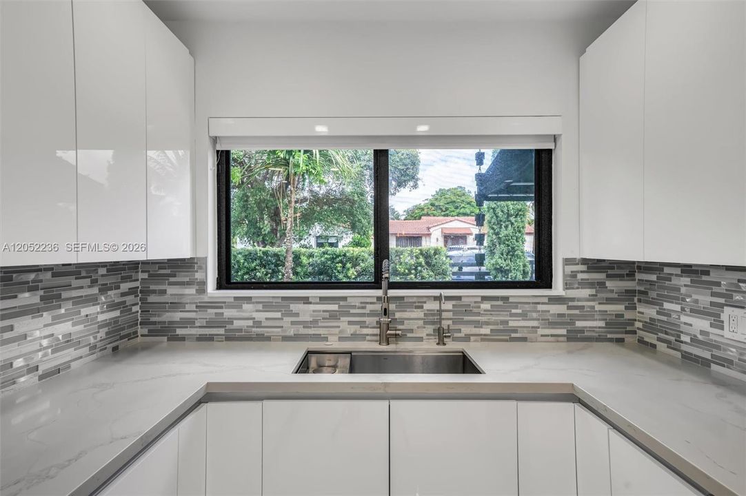 For Rent: $7,200 (3 beds, 3 baths, 1700 Square Feet)