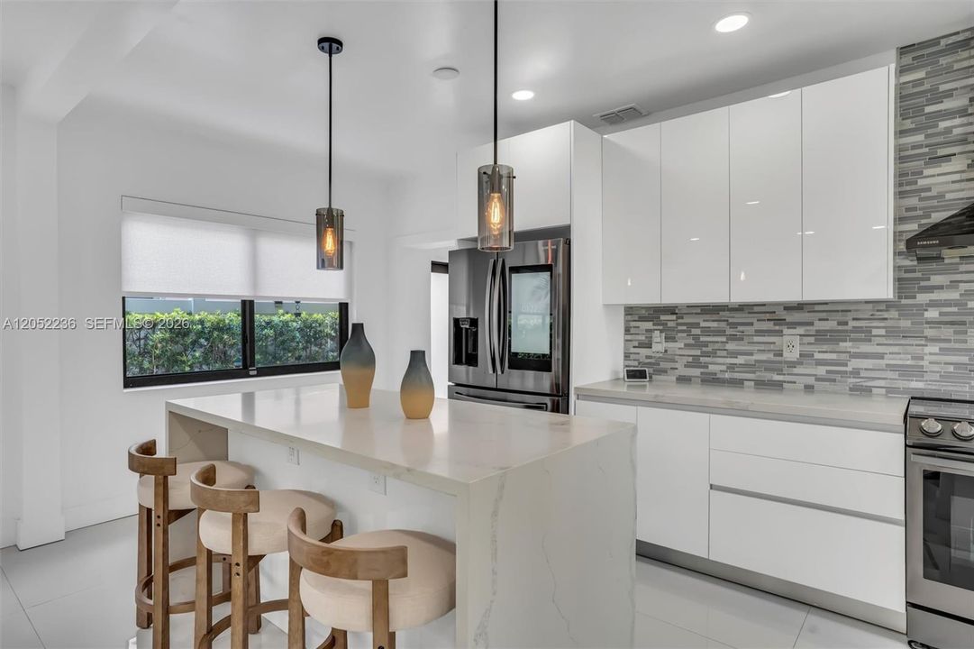 For Rent: $7,200 (3 beds, 3 baths, 1700 Square Feet)