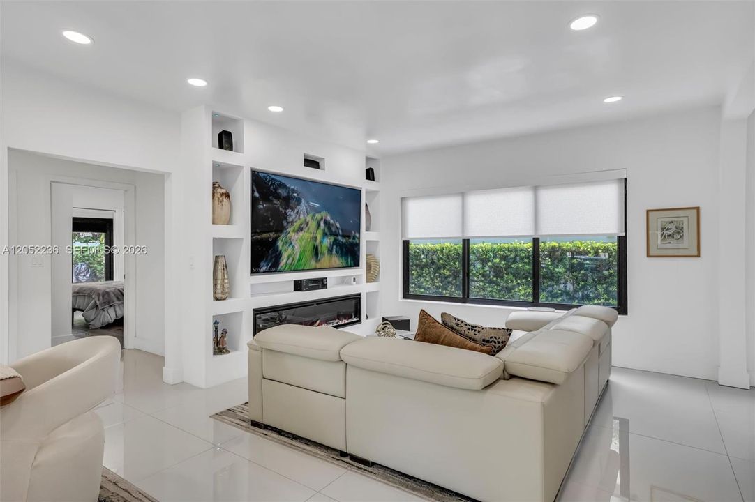For Rent: $7,200 (3 beds, 3 baths, 1700 Square Feet)