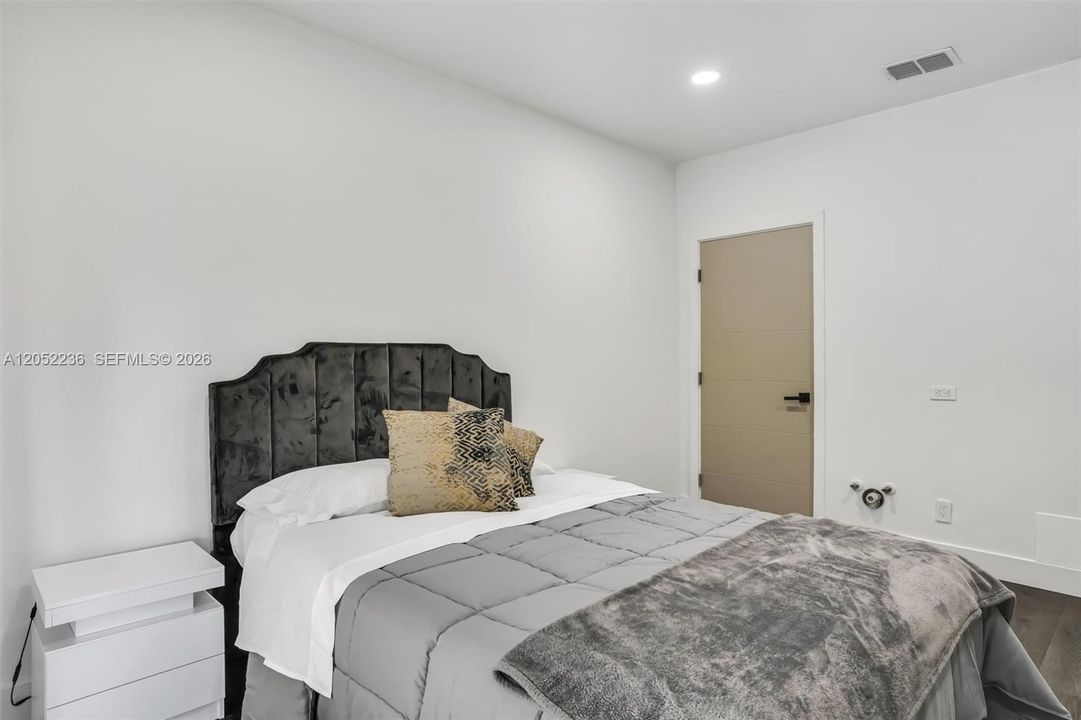 For Rent: $7,200 (3 beds, 3 baths, 1700 Square Feet)