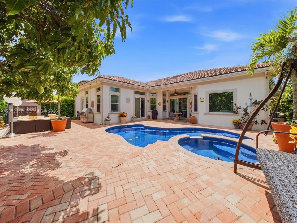 For Sale: $949,900 (5 beds, 3 baths, 2982 Square Feet)