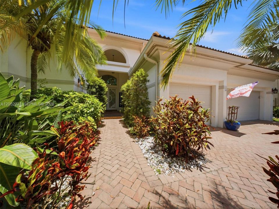For Sale: $949,900 (5 beds, 3 baths, 2982 Square Feet)