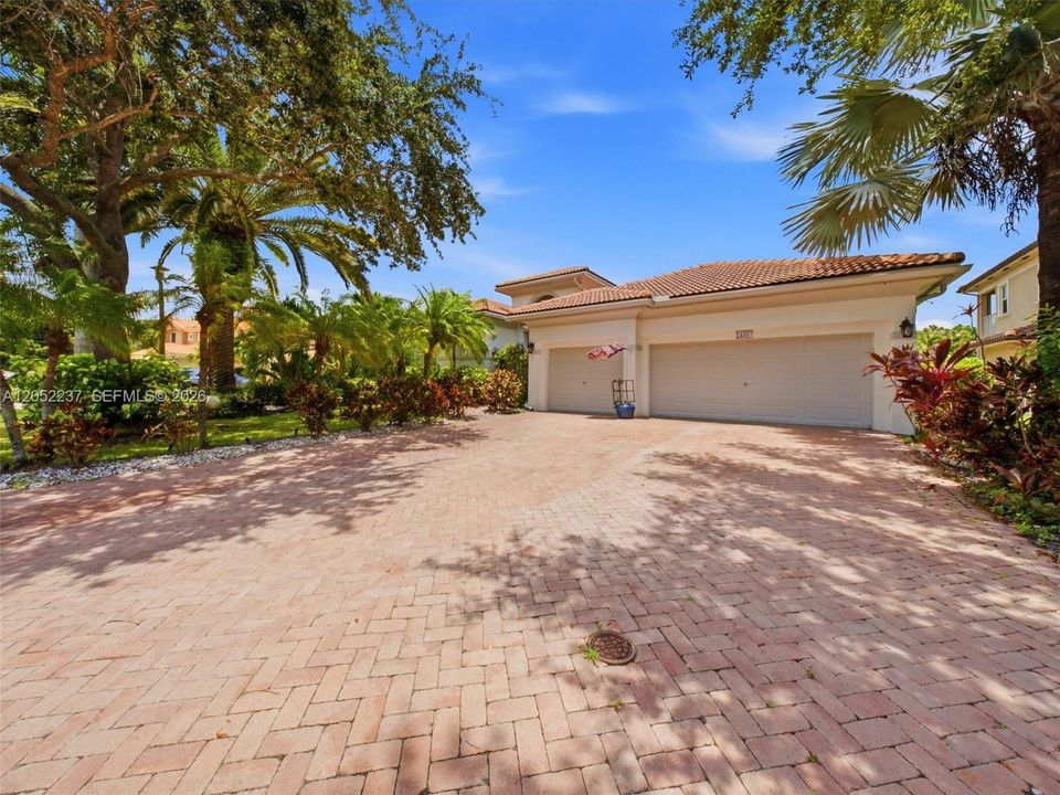 For Sale: $949,900 (5 beds, 3 baths, 2982 Square Feet)
