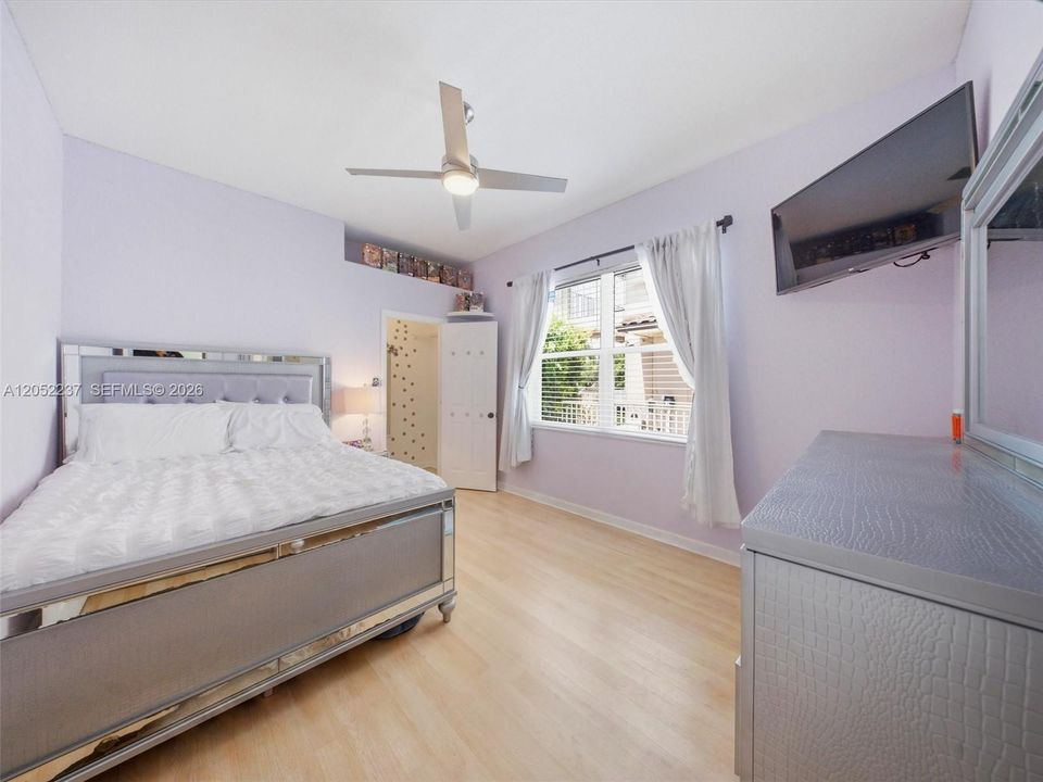 For Sale: $949,900 (5 beds, 3 baths, 2982 Square Feet)