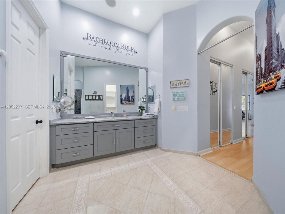 For Sale: $949,900 (5 beds, 3 baths, 2982 Square Feet)