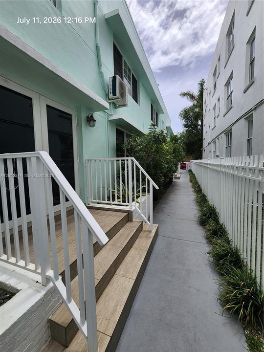 For Rent: $2,300 (1 beds, 1 baths, 825 Square Feet)