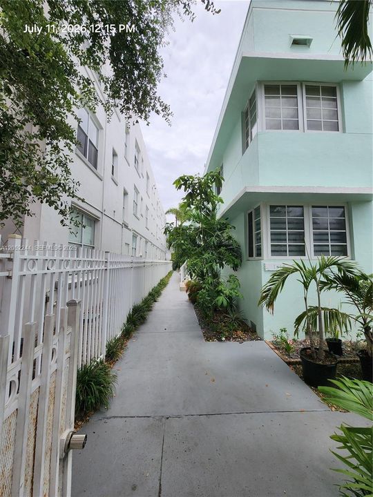 For Rent: $2,300 (1 beds, 1 baths, 825 Square Feet)
