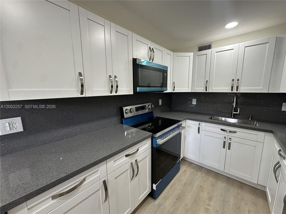 На продажу: $219,500 (2 спален, 1 ванн, 953 Квадратных фут)