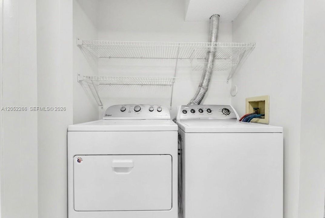 For Sale: $218,000 (2 beds, 2 baths, 832 Square Feet)