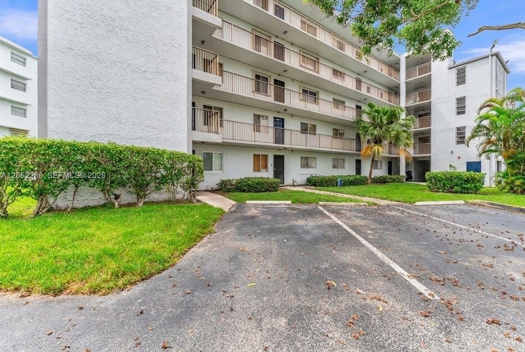 For Sale: $218,000 (2 beds, 2 baths, 832 Square Feet)