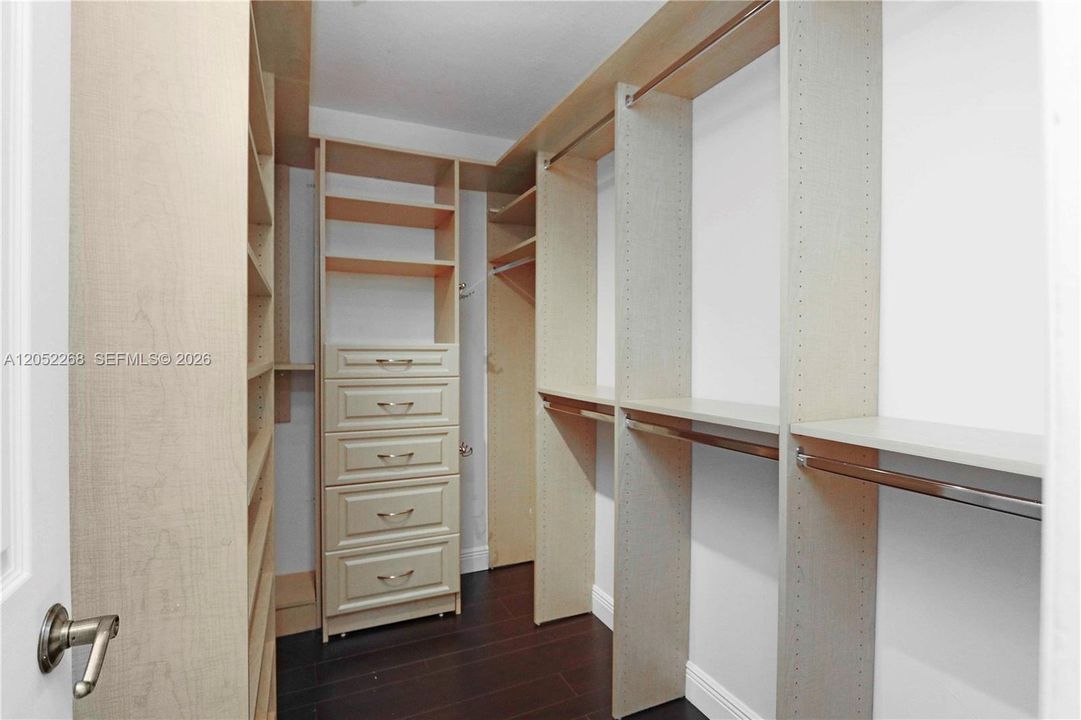Amplio vestidor (walk-in closet) en el dormitorio principal, equipado con organizadores personalizados de alta calidad, cajoneras integradas y excelente aprovechamiento del espacio, ideal para mantener un orden impecable