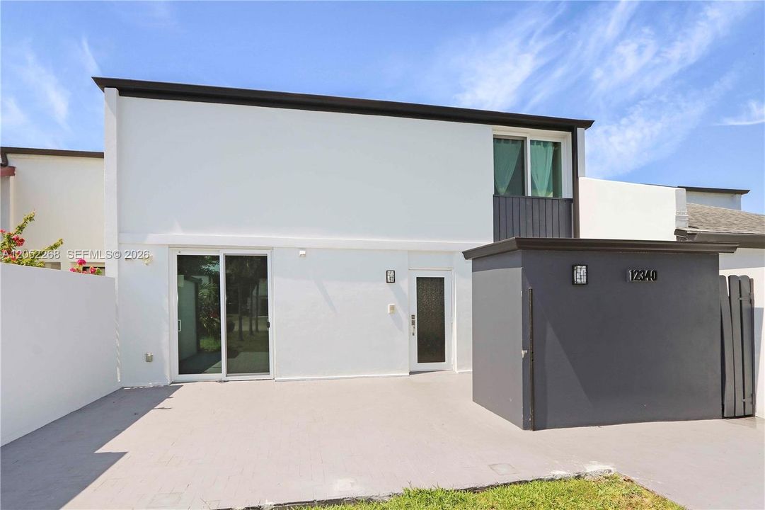 Perspectiva adicional de la fachada frontal, mostrando el acceso privado, el atractivo diseño de la estructura y la excelente condición del lote, complementando la presentación exterior de la propiedad