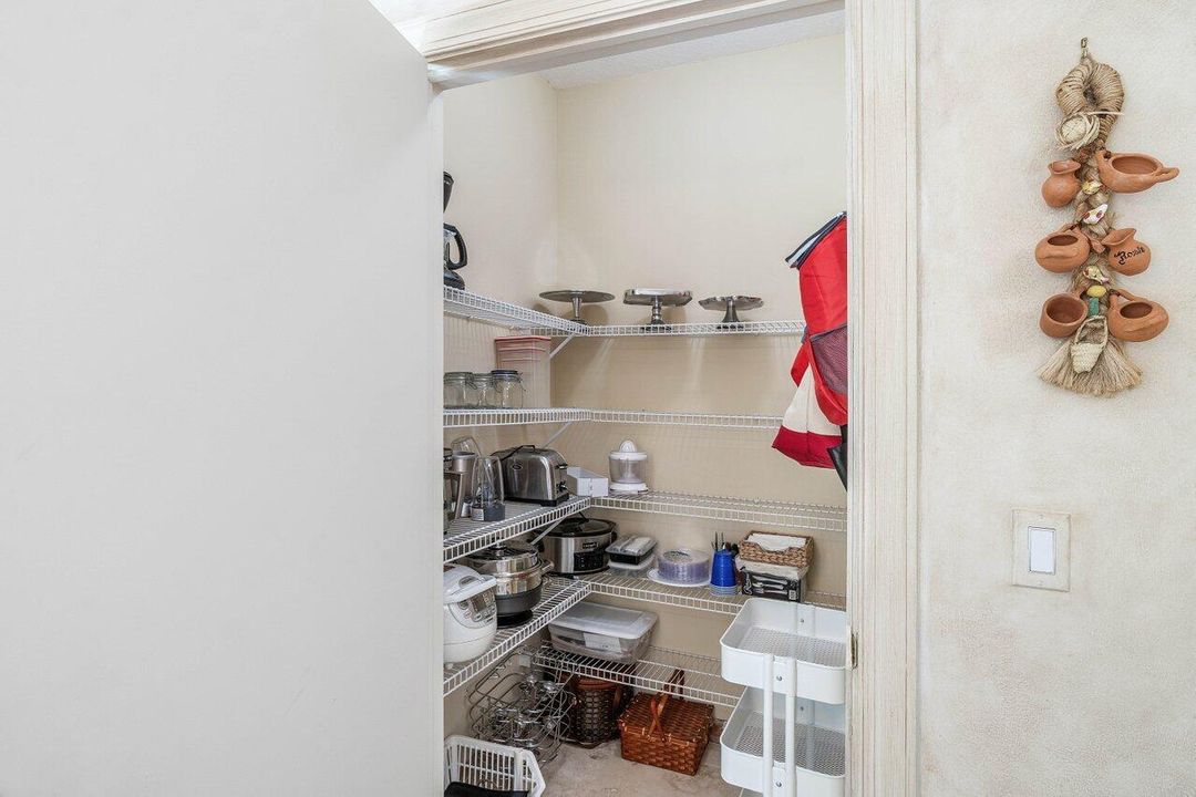 WALK IN PANTRY
