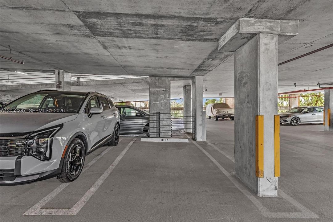 For Sale: $320,000 (1 beds, 1 baths, 890 Square Feet)