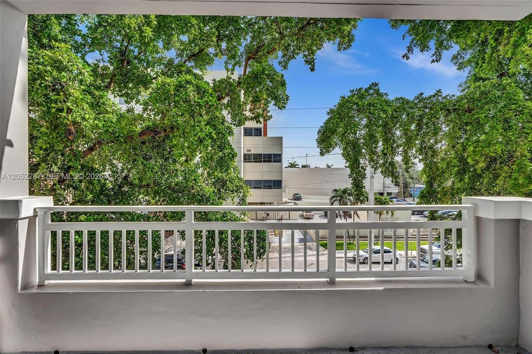 For Sale: $320,000 (1 beds, 1 baths, 890 Square Feet)