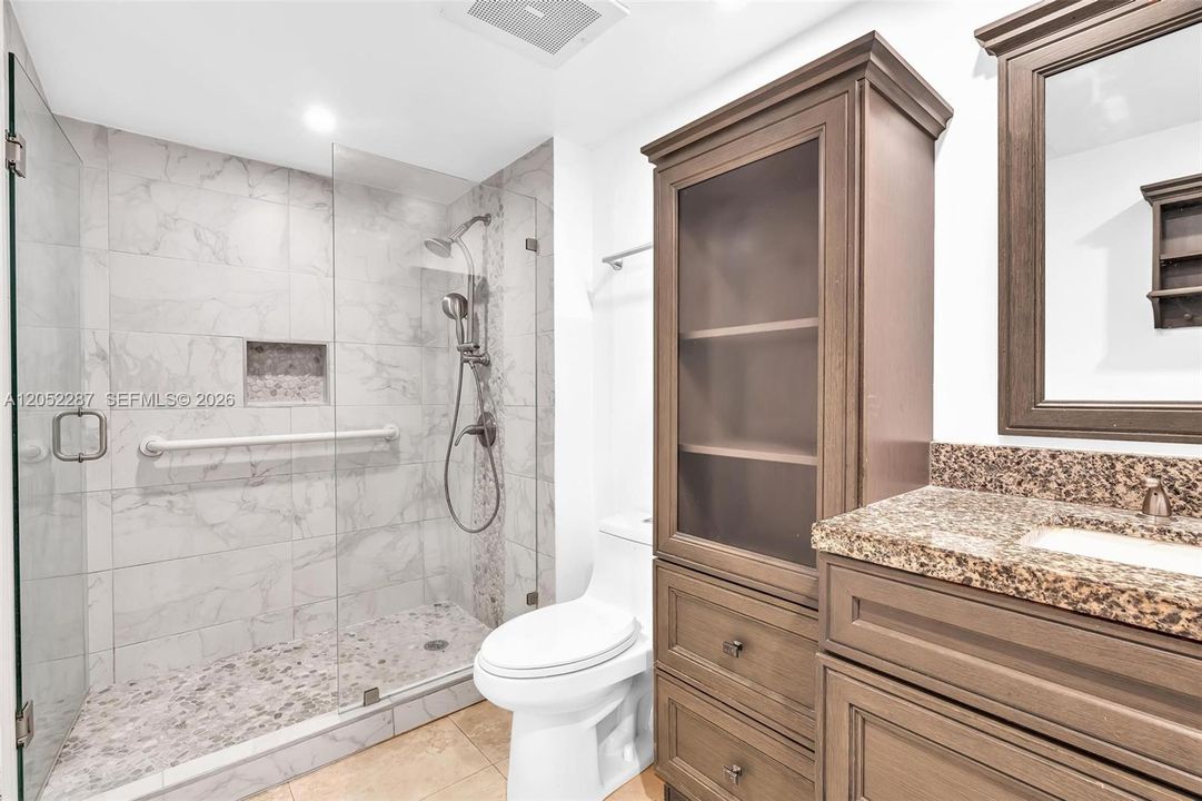 For Sale: $320,000 (1 beds, 1 baths, 890 Square Feet)