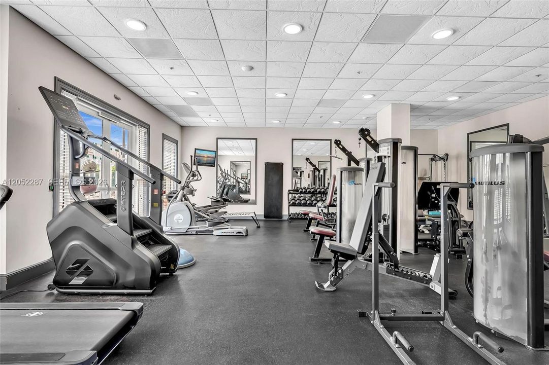 For Sale: $320,000 (1 beds, 1 baths, 890 Square Feet)