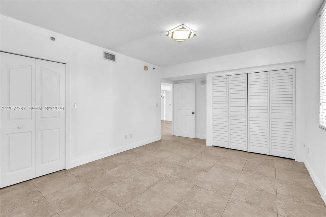 Lrg Bedroom to accommodate all of your belongings
