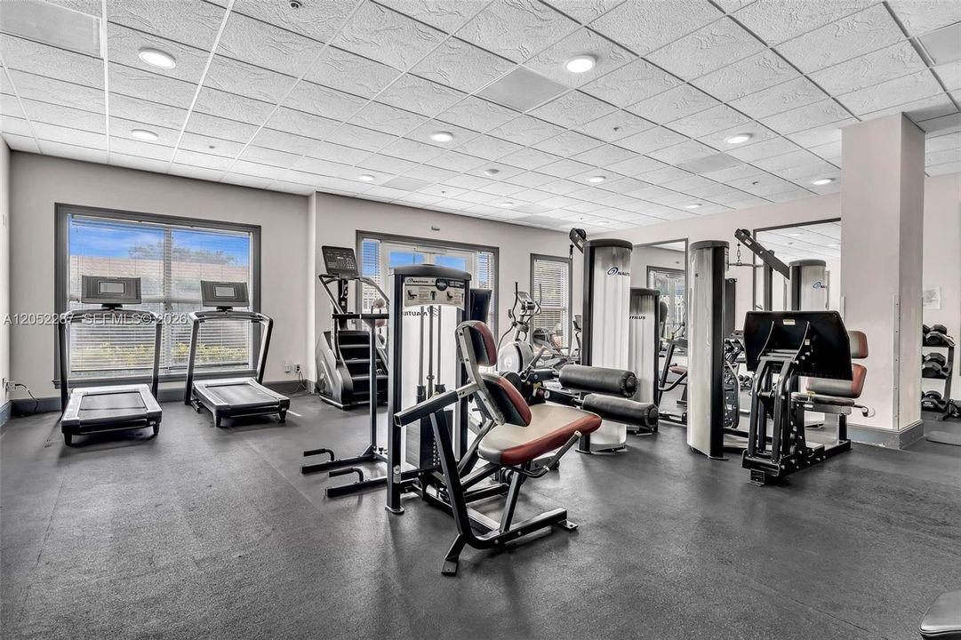 For Sale: $320,000 (1 beds, 1 baths, 890 Square Feet)