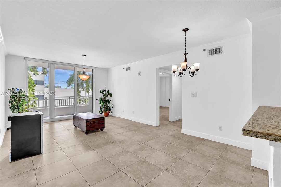 For Sale: $320,000 (1 beds, 1 baths, 890 Square Feet)