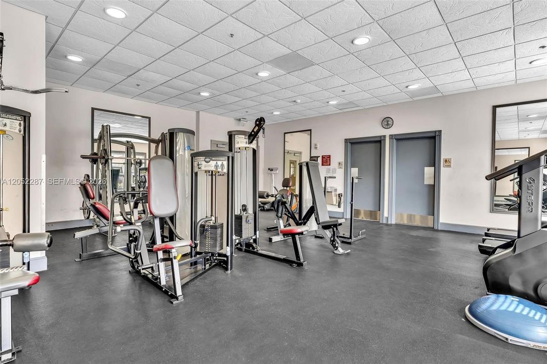 For Sale: $320,000 (1 beds, 1 baths, 890 Square Feet)