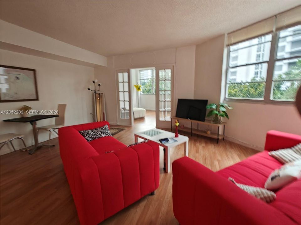 For Sale: $392,500 (2 beds, 2 baths, 990 Square Feet)